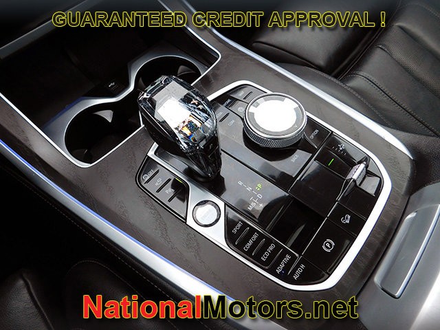 BMW X7 Vehicle Full-screen Gallery Image 24