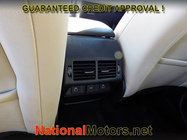 Land Rover Discovery Sport Vehicle Full-screen Gallery Image 11