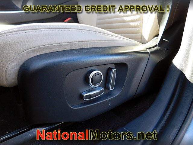 Land Rover Discovery Sport Vehicle Full-screen Gallery Image 15