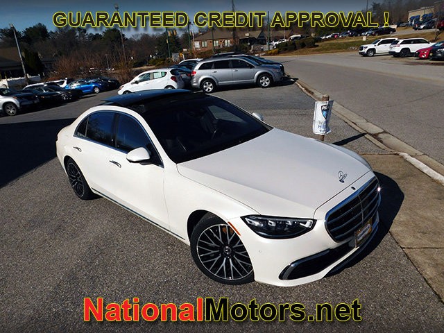 Mercedes-Benz S-Class Vehicle Full-screen Gallery Image 02