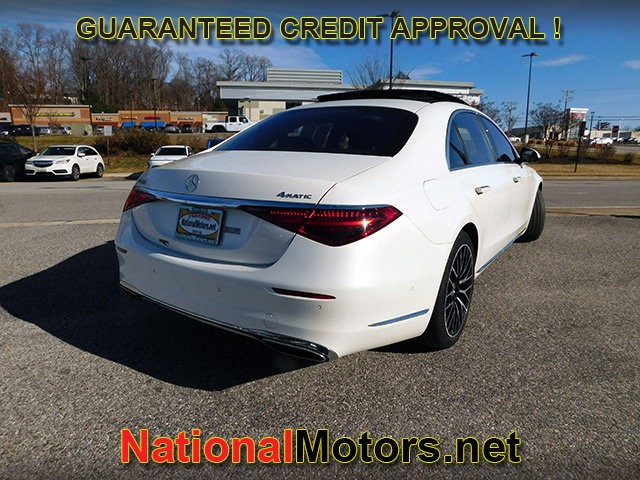 Mercedes-Benz S-Class Vehicle Full-screen Gallery Image 05