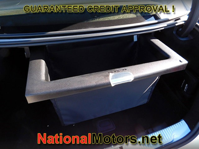 Mercedes-Benz S-Class Vehicle Full-screen Gallery Image 09