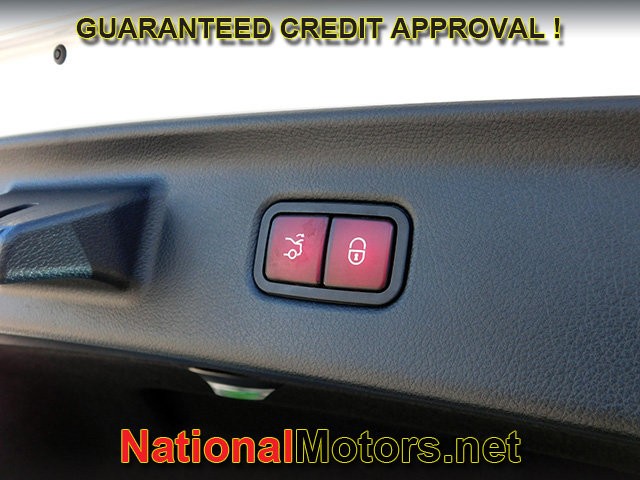 Mercedes-Benz S-Class Vehicle Full-screen Gallery Image 10