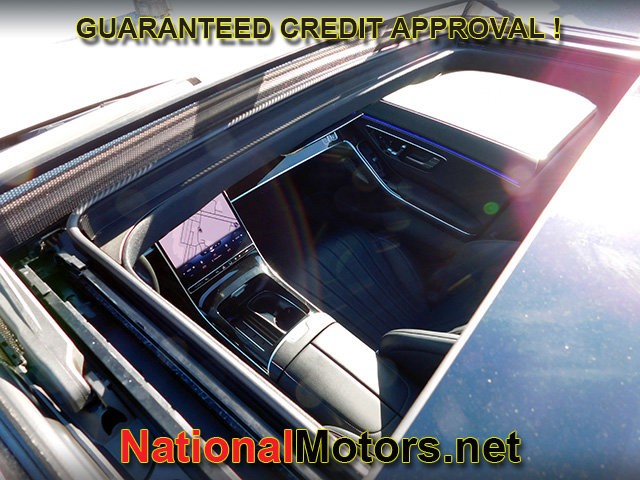 Mercedes-Benz S-Class Vehicle Full-screen Gallery Image 12