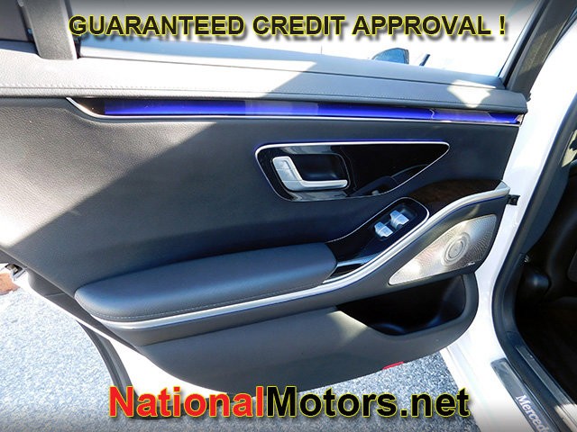 Mercedes-Benz S-Class Vehicle Full-screen Gallery Image 13