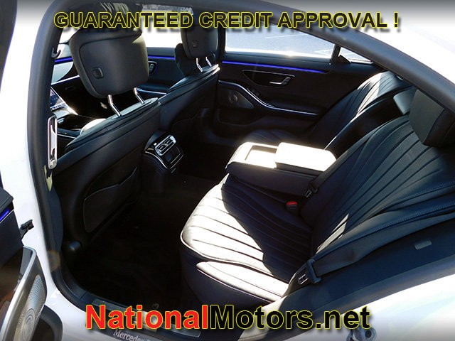 Mercedes-Benz S-Class Vehicle Full-screen Gallery Image 14