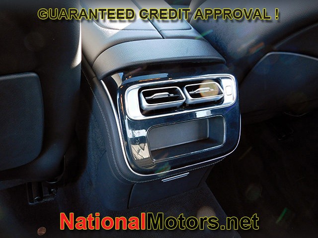 Mercedes-Benz S-Class Vehicle Full-screen Gallery Image 15