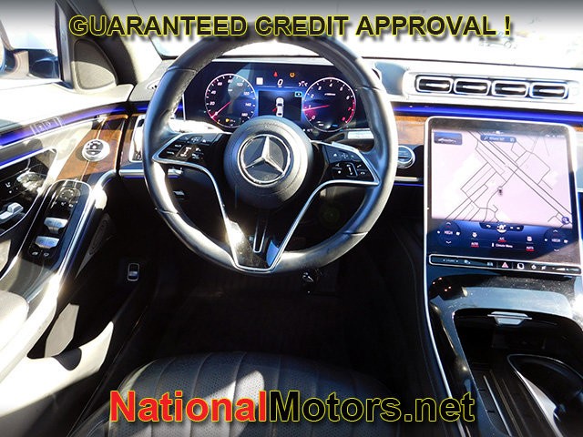 Mercedes-Benz S-Class Vehicle Full-screen Gallery Image 16