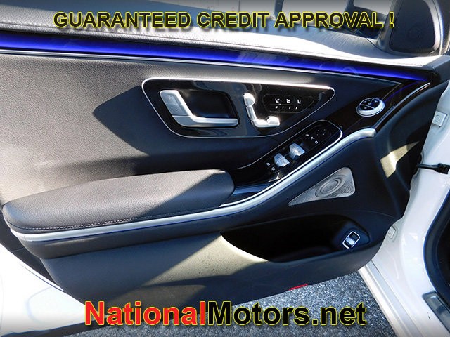 Mercedes-Benz S-Class Vehicle Full-screen Gallery Image 17