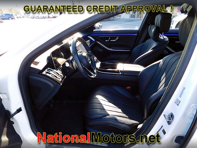 Mercedes-Benz S-Class Vehicle Full-screen Gallery Image 20