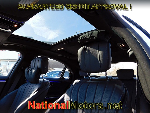 Mercedes-Benz S-Class Vehicle Full-screen Gallery Image 21