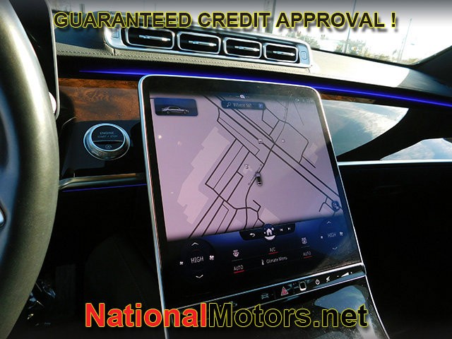 Mercedes-Benz S-Class Vehicle Full-screen Gallery Image 22