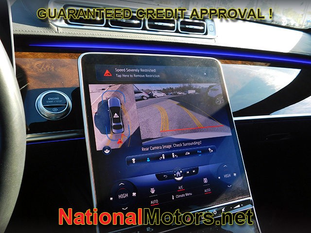 Mercedes-Benz S-Class Vehicle Full-screen Gallery Image 23