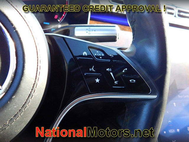 Mercedes-Benz S-Class Vehicle Full-screen Gallery Image 25