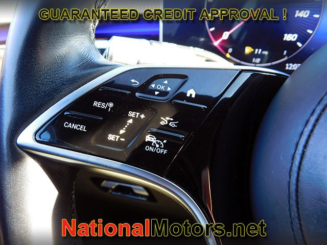 Mercedes-Benz S-Class Vehicle Full-screen Gallery Image 26