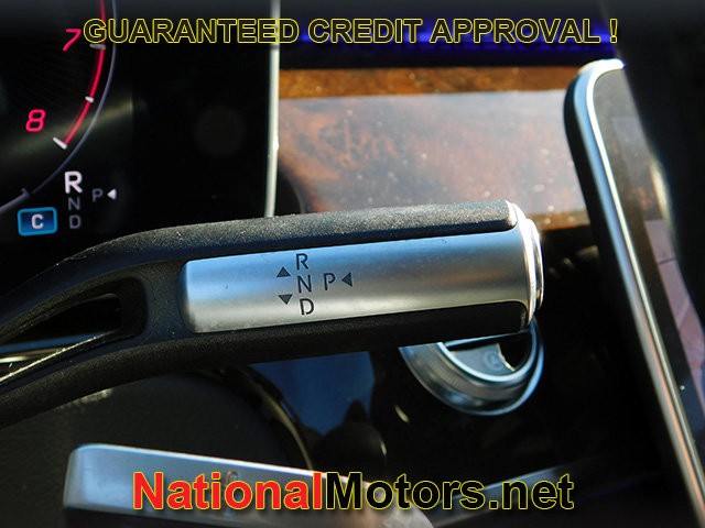 Mercedes-Benz S-Class Vehicle Full-screen Gallery Image 27