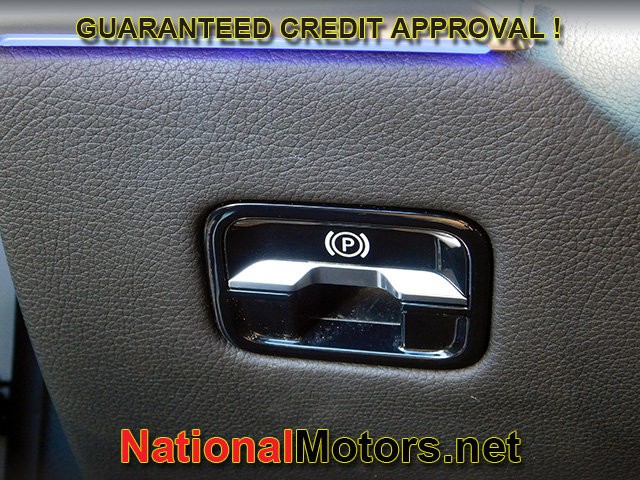 Mercedes-Benz S-Class Vehicle Full-screen Gallery Image 29