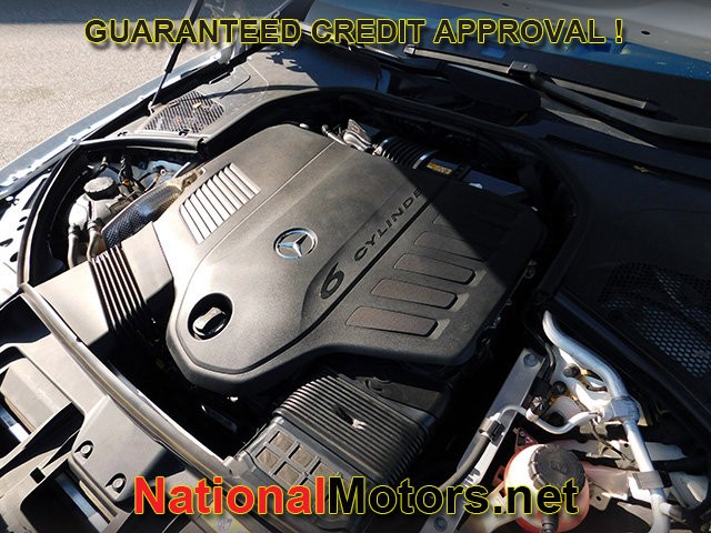 Mercedes-Benz S-Class Vehicle Full-screen Gallery Image 30