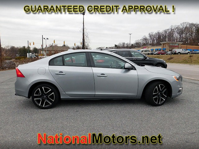 Volvo S60 Vehicle Full-screen Gallery Image 04