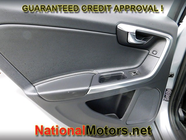 Volvo S60 Vehicle Full-screen Gallery Image 09