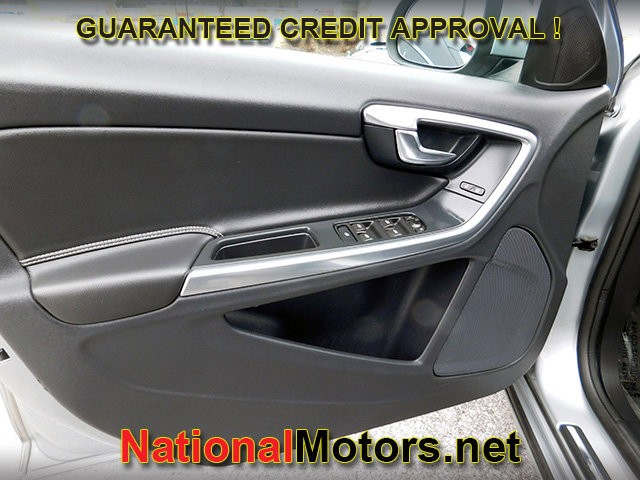 Volvo S60 Vehicle Full-screen Gallery Image 13