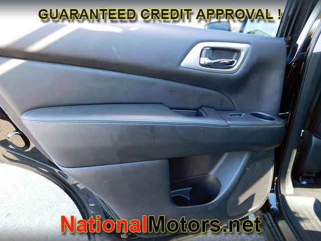 Nissan Pathfinder Vehicle Full-screen Gallery Image 11