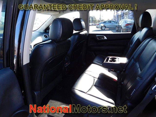 Nissan Pathfinder Vehicle Full-screen Gallery Image 12