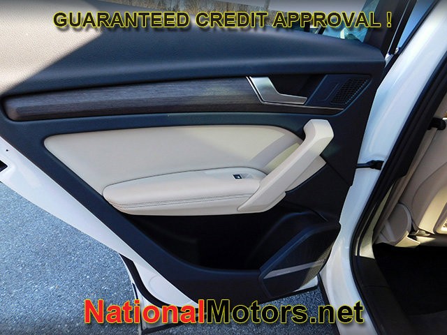 Audi Q5 Vehicle Full-screen Gallery Image 11