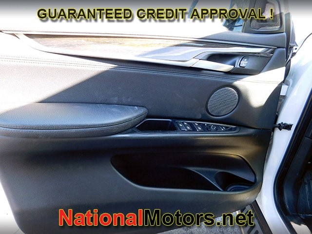 BMW X6 Vehicle Full-screen Gallery Image 14