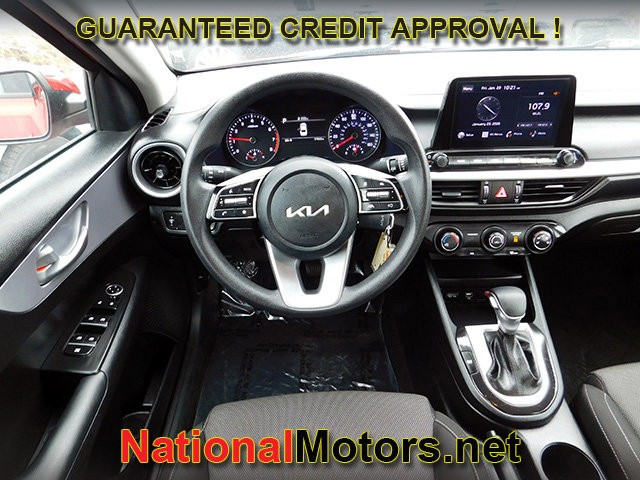 Kia Forte Vehicle Full-screen Gallery Image 09