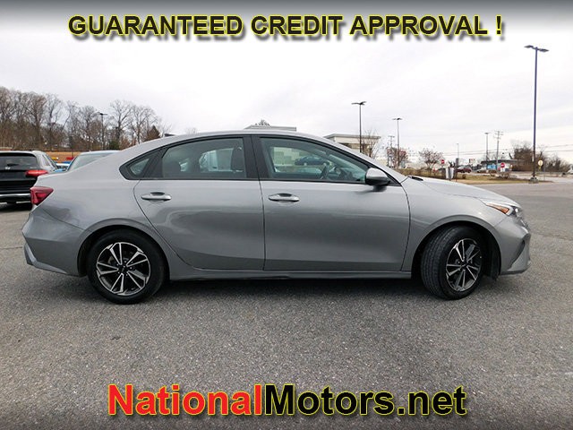 Kia Forte Vehicle Full-screen Gallery Image 04