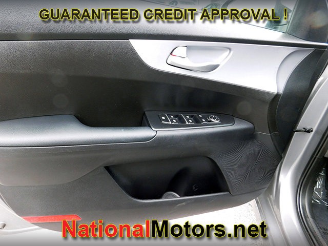 Kia Forte Vehicle Full-screen Gallery Image 11