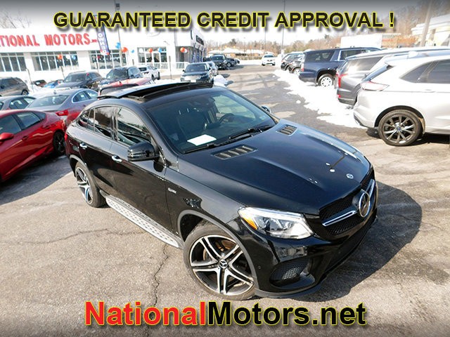 Mercedes-Benz GLE Vehicle Full-screen Gallery Image 02