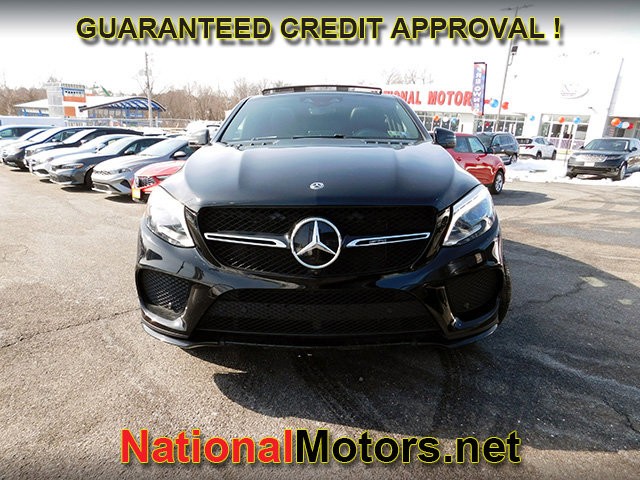 Mercedes-Benz GLE Vehicle Full-screen Gallery Image 03