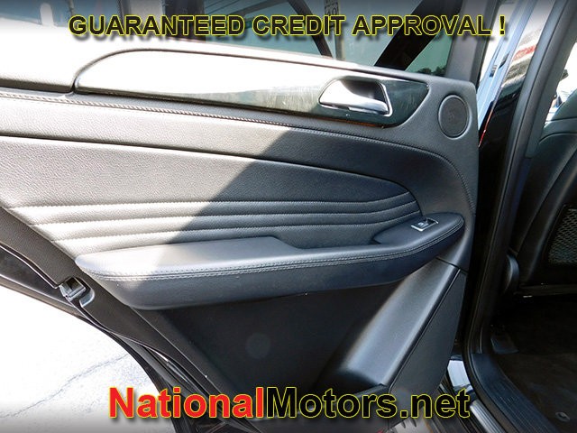 Mercedes-Benz GLE Vehicle Full-screen Gallery Image 08