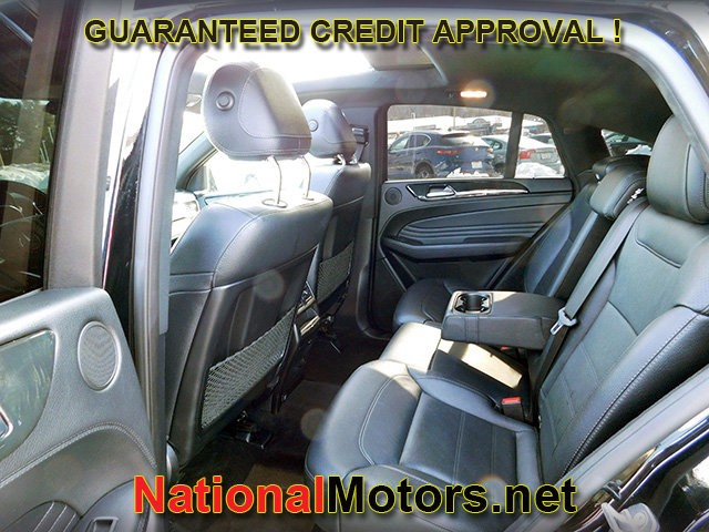 Mercedes-Benz GLE Vehicle Full-screen Gallery Image 09