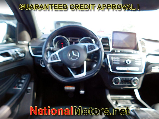 Mercedes-Benz GLE Vehicle Full-screen Gallery Image 13