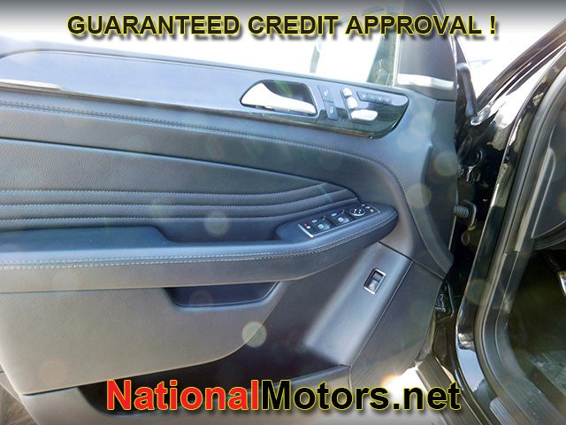 Mercedes-Benz GLE Vehicle Full-screen Gallery Image 15