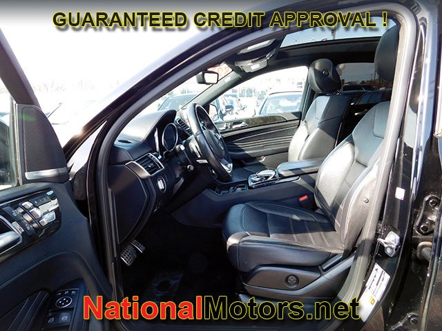 Mercedes-Benz GLE Vehicle Full-screen Gallery Image 16