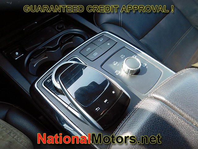 Mercedes-Benz GLE Vehicle Full-screen Gallery Image 21