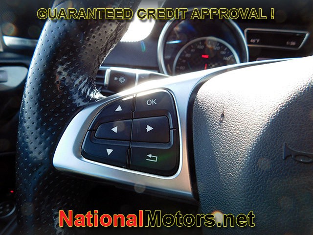 Mercedes-Benz GLE Vehicle Full-screen Gallery Image 23