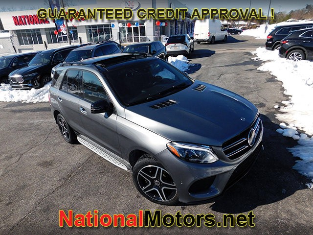 Mercedes-Benz GLE Vehicle Full-screen Gallery Image 02