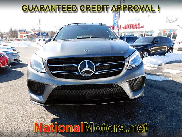 Mercedes-Benz GLE Vehicle Full-screen Gallery Image 03