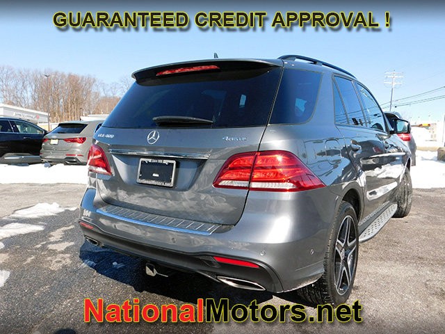 Mercedes-Benz GLE Vehicle Full-screen Gallery Image 05