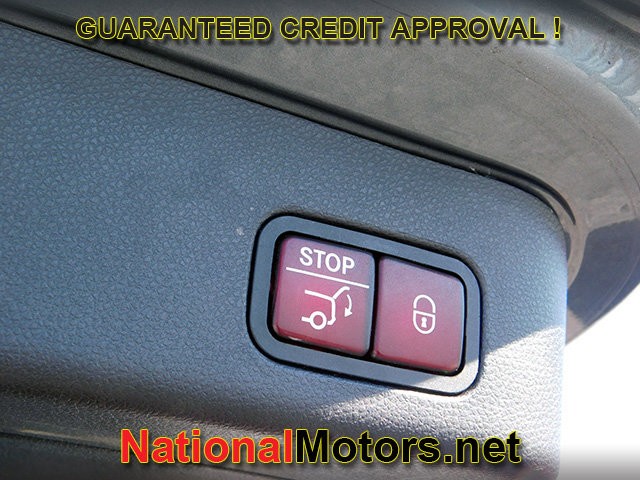 Mercedes-Benz GLE Vehicle Full-screen Gallery Image 08