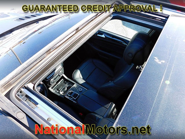 Mercedes-Benz GLE Vehicle Full-screen Gallery Image 09