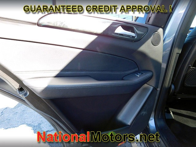 Mercedes-Benz GLE Vehicle Full-screen Gallery Image 10