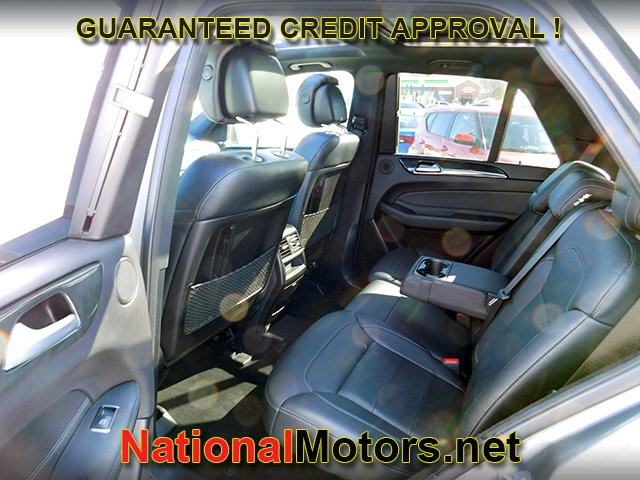 Mercedes-Benz GLE Vehicle Full-screen Gallery Image 11