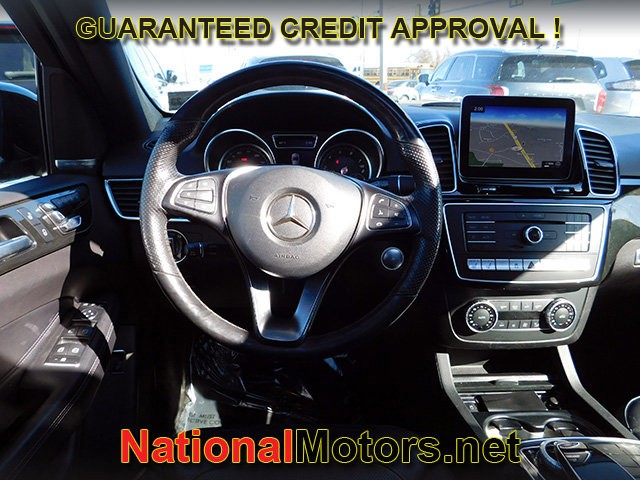 Mercedes-Benz GLE Vehicle Full-screen Gallery Image 13