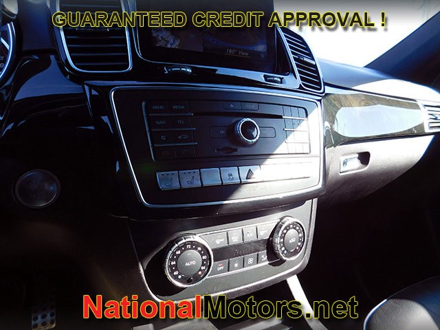 Mercedes-Benz GLE Vehicle Full-screen Gallery Image 20